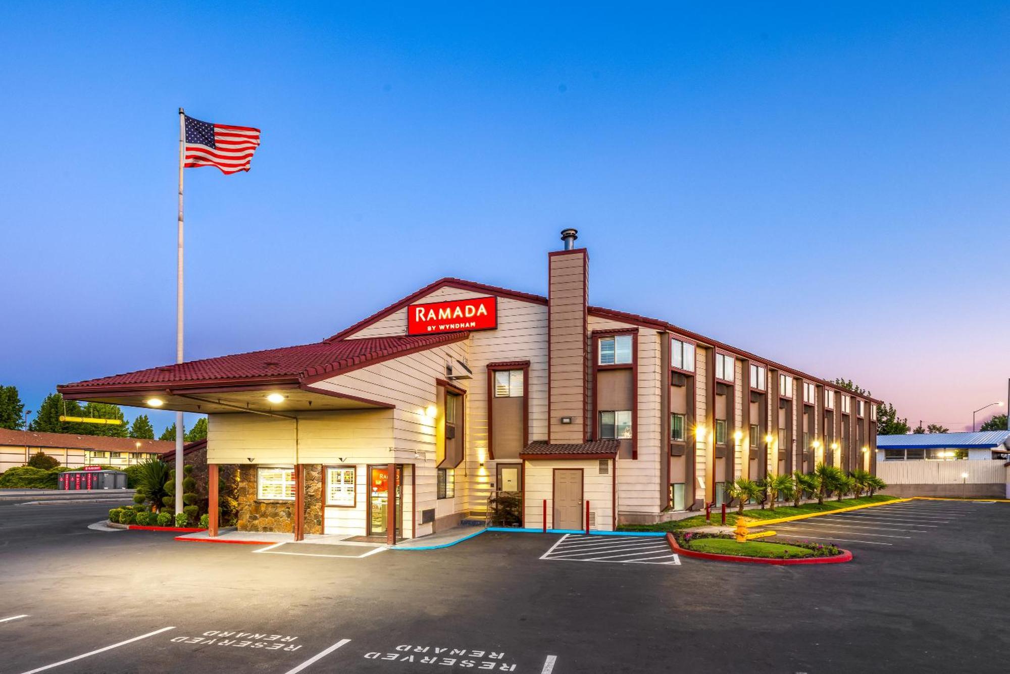 Ramada By Wyndham Medford Airport North Motel Exterior foto