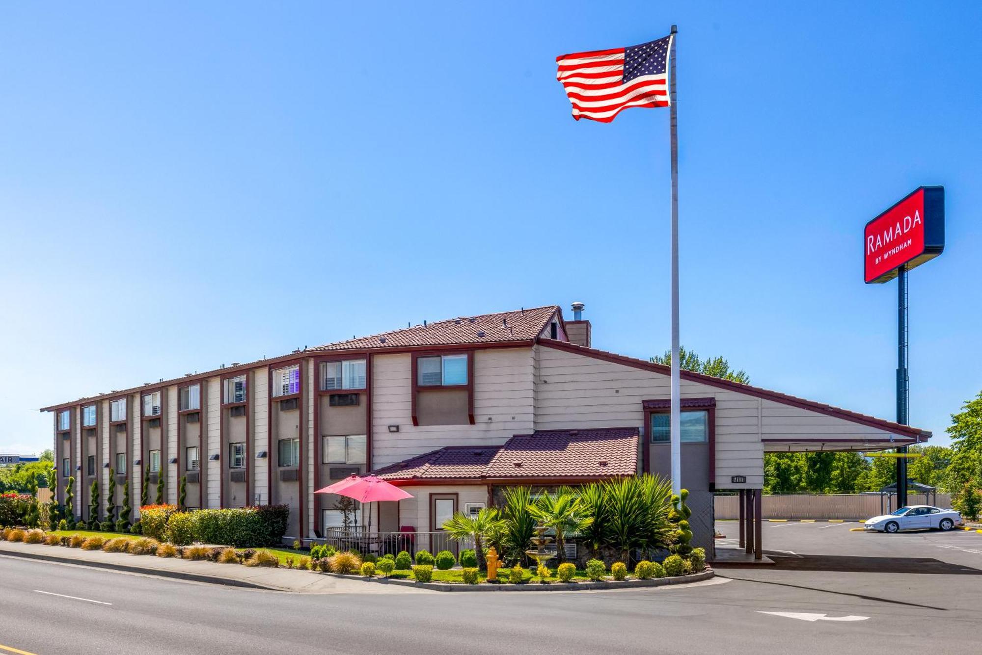 Ramada By Wyndham Medford Airport North Motel Exterior foto